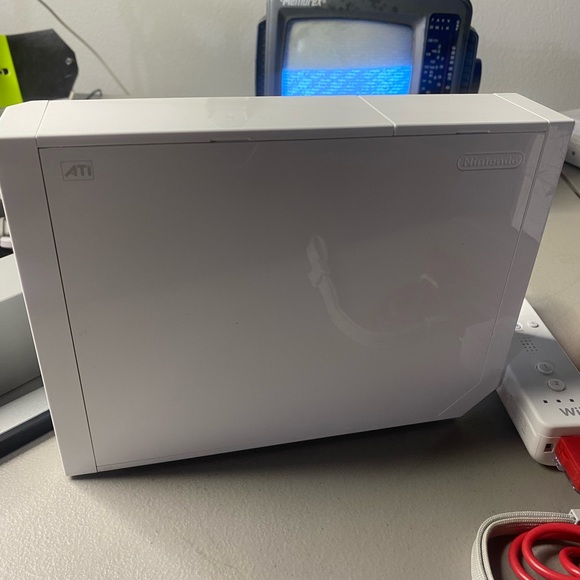 NINTENDO WII CONSOLE BUNDLE WHITE +Mario Party 8/ 2 AUTHENTIC CONTROLLERS - Picture 2 of 8